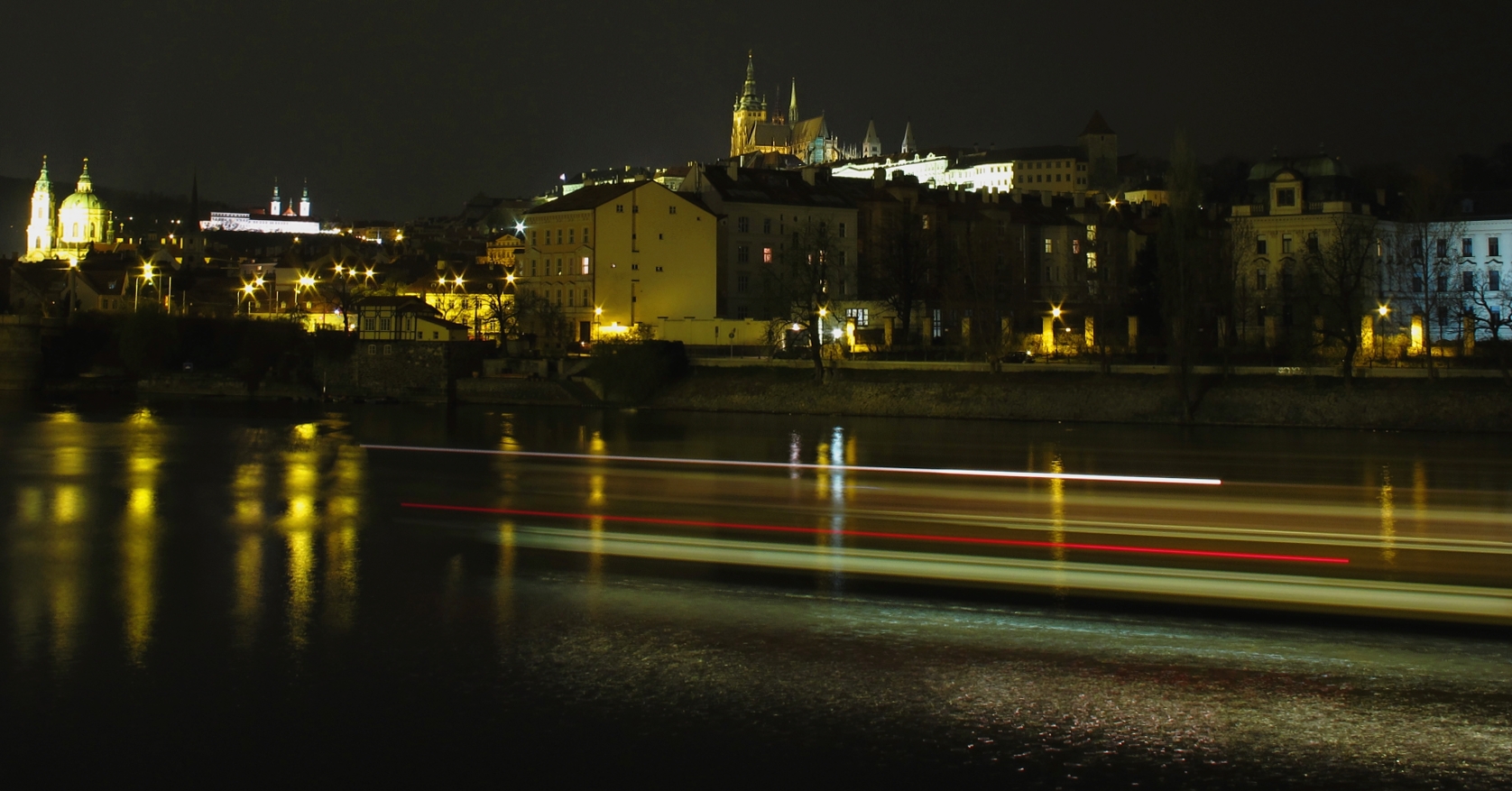 večerní Praha u Vltavy