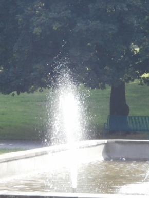 Krása rychlosti a pohybu - tryskající voda ve fontáně
