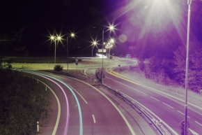 Krása rychlosti a pohybu - Night roundabout