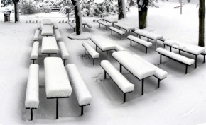 Zimní království - když lavičky obsadí sníh