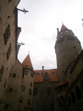 Historické objekty - U dvora hradu Bouzova