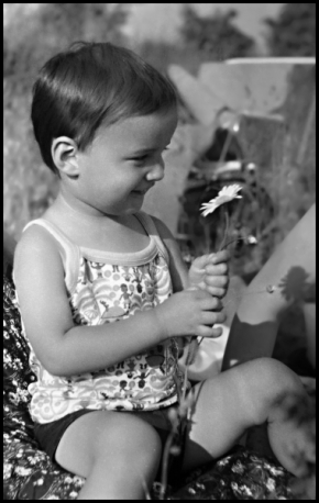 Josef Manďák - Chlapec s květinou