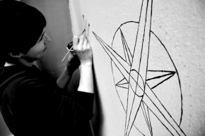 Černobílý svět - street art kompas