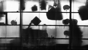 Černobílý svět - Fotograf roku - Kreativita - V.kolo - japonský stánek se suvenýry