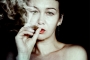 žena s cigarou