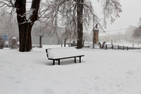 Zimní království - lavička na náměstí