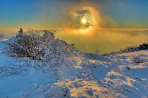 Zimní království - slnko v objatí mesiaca