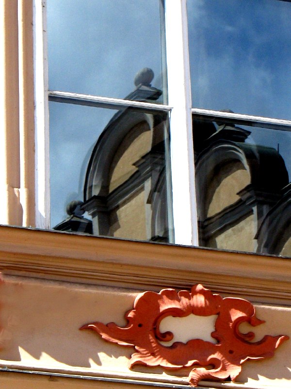 Okno historické budovy