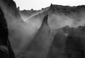 Černobílý svět - Fotograf roku - Junior - V.kolo - Mlha a paprsky v kaňonu