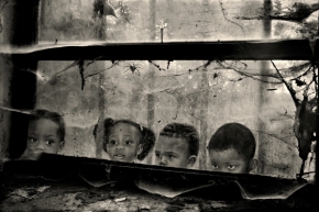Černobílý svět - Fotograf roku - Top 20 - V.kolo - Zvědavé děti