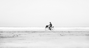 Černobílý svět - Fotograf roku - Kreativita - V.kolo - Osamělý jezdec