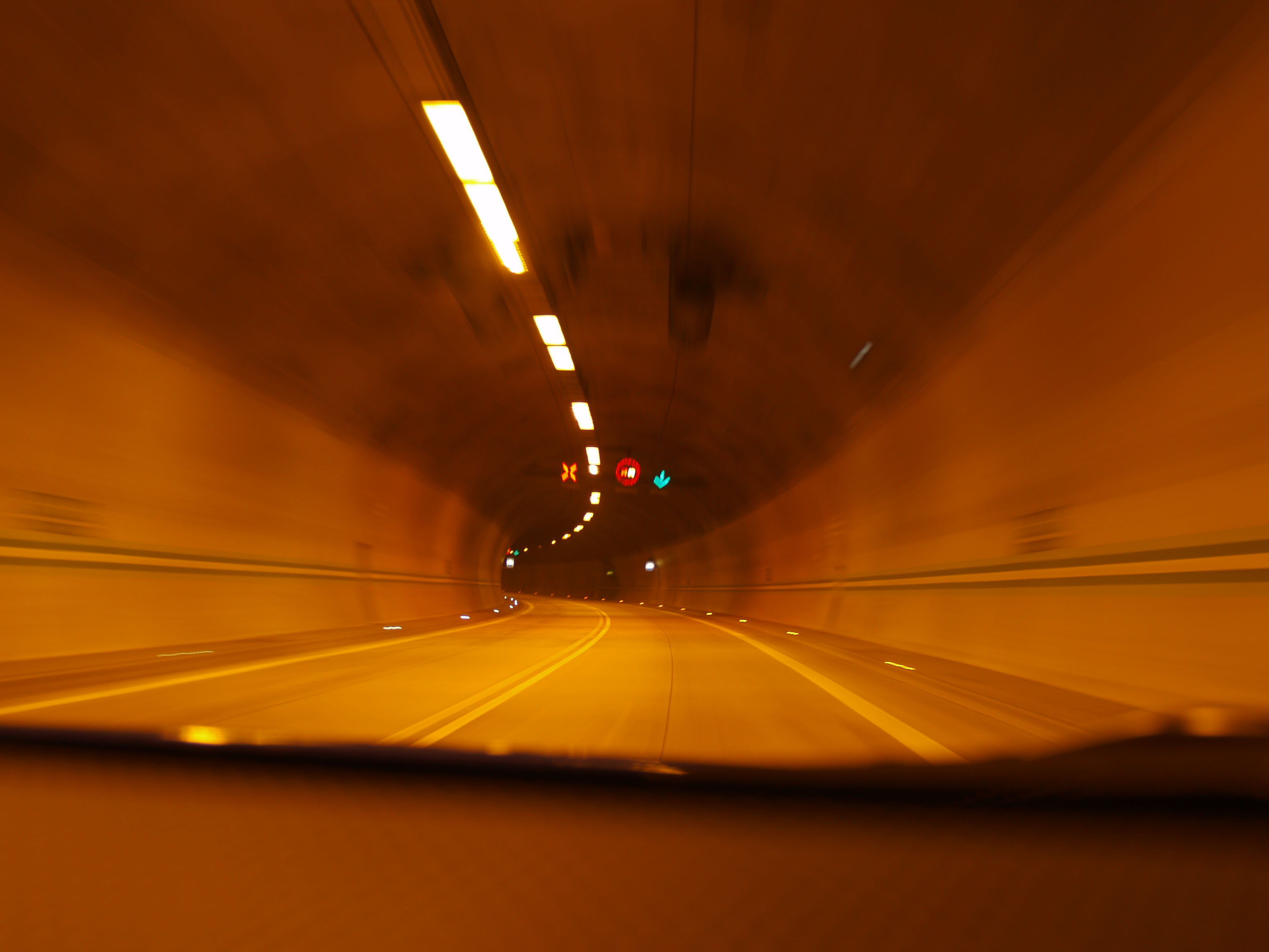 Autom cez tunel