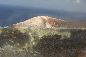 Fotograf roku v přírodě 2014 - Sopka nad mořem
