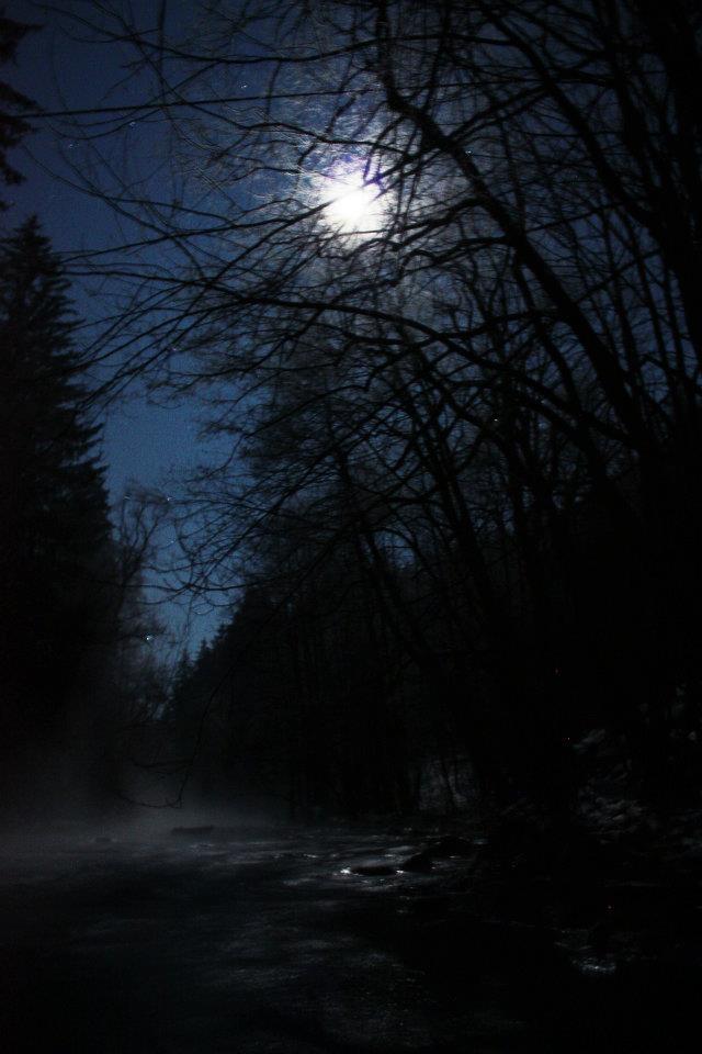 o půlnoci v lednu u řeky
