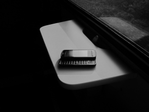 Černobílá krása - Telefon na cestách