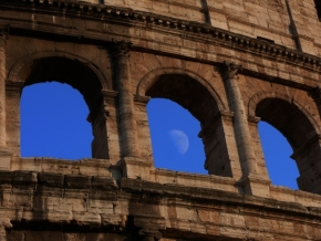Krajina stínů a hvězd - Moon in the Colosseum