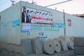 Fotograf roku na cestách 2015 - V ulicích Kábulu 08 - Reklama na studium na Kábulské univerzitě