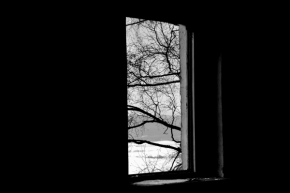 Černobílá krása - Stará kasárna- okno by mohlo vyprávět...