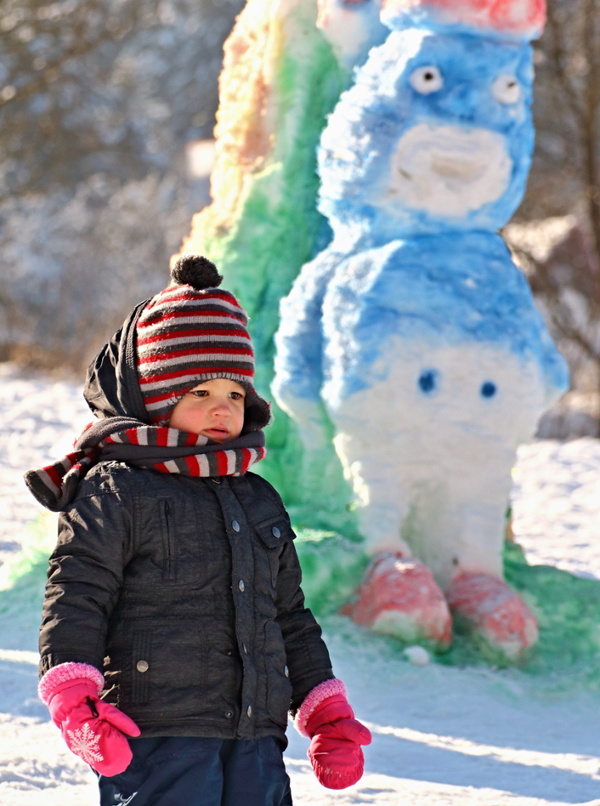 Chlapček a snehová socha