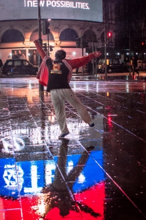 Fenomén Street Foto - Dancing in the rain