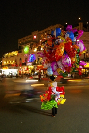 Michal Tutko - Pouliční prodejce heliových balónků - Hanoi