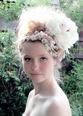 Fotíme glamour a módu - Magdalena s květinovou korunou