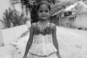 Černobílá krása - Mladá maledivská slečna