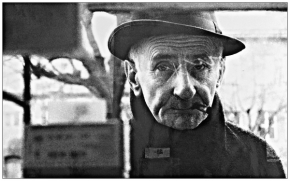 Ivan Klein - Muž s cígem -portrét za sklem...