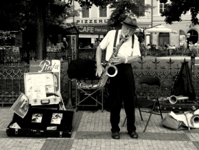 Street a vteřiny na ulici - veselý muzikant