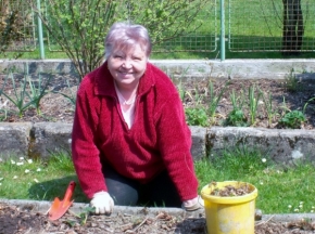 Milan Hejda - Ženu šlechtí také práce, např. na zahradě
