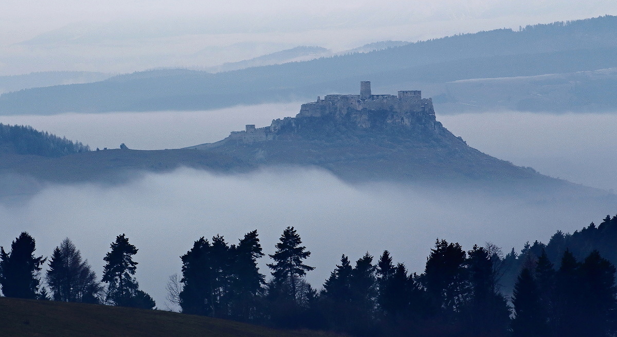 Spišský hrad ... V mrazivej hmle ...