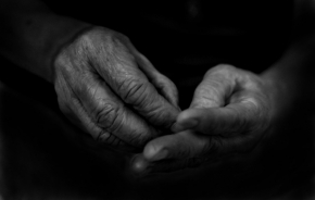 Emoce - grandmas hand
