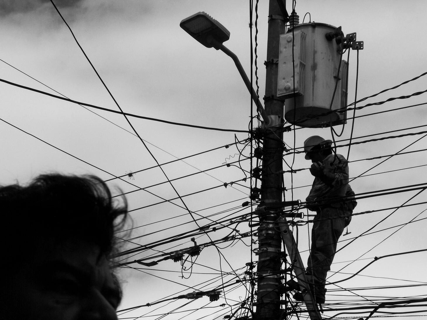 Elektrikář, drsné město Ibarra nedaleko Ekvádorsko-Kolumbijské hranice
