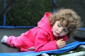 Dětské pohledy i radosti - Na trampolíně