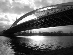 Kouzlíme černobíle - -most nad řekou-