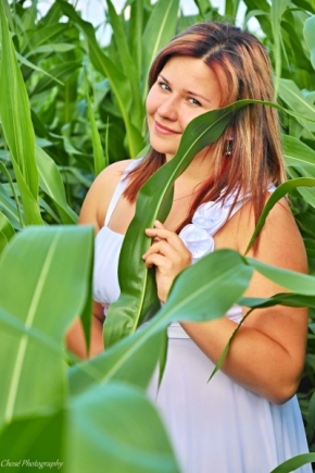 Portrét  - dívka v kukuřici