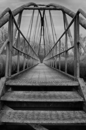 S Fomei černobíle - most ošlehán léty