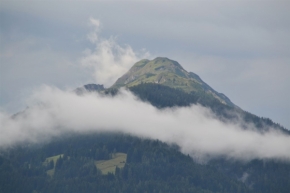 Objekty v krajině zasazené - hora v oblacích