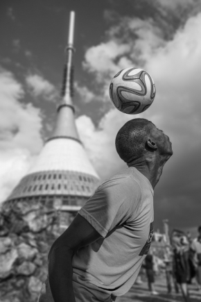O sportu i pohybu - Fotograf roku - Kreativita - VI.kolo - Cizinec, míč a  hyperboloid