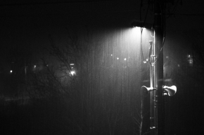Kouzlíme černobíle - nočný dážď