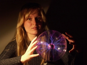 Radek Čada - Dívka s plazmovou lampou