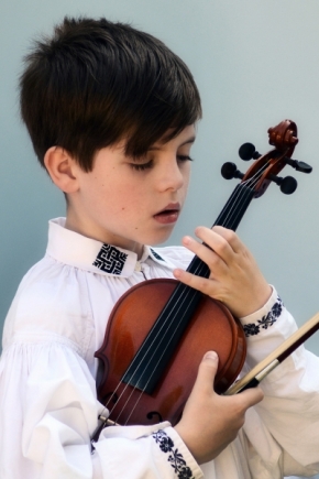 Portrét - Chlapec s houslemi