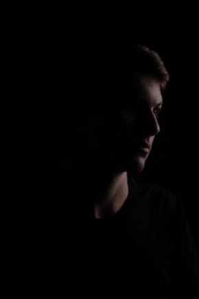 Portrét - Muž ve tmě