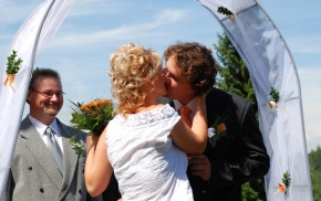 Oslavy, svatby, rodina - První manželský polibek