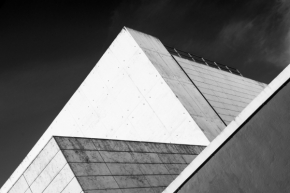 Lukas Kay - Černobílý kompromis architektury