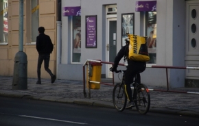 V ulicích - cyklista na ulici
