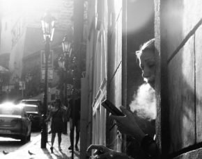 V ulicích - Fotograf roku - Kreativita - VII.kolo - Sedíme uvnitř, kouříme ven