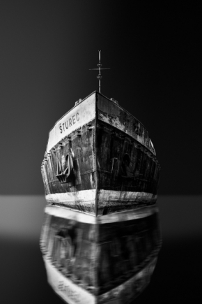 Tóny černé a bílé - Fotograf roku - Kreativita - VIII.kolo - stratena lod