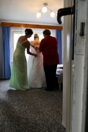 Oslavy, svatby, rodina - Fotograf roku - kreativita - Pomoc do šatů