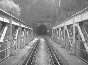 Tóny černé a bílé - tunel